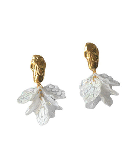 Schlichte weiße florale Ohrstecker aus Acryl in Silber