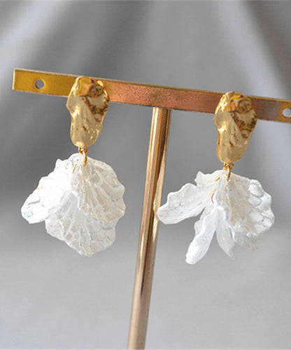 Schlichte weiße florale Ohrstecker aus Acryl in Silber