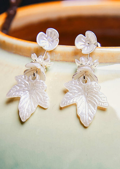 Schlichte Tropfenohrringe aus Acryl mit weißen Blättern