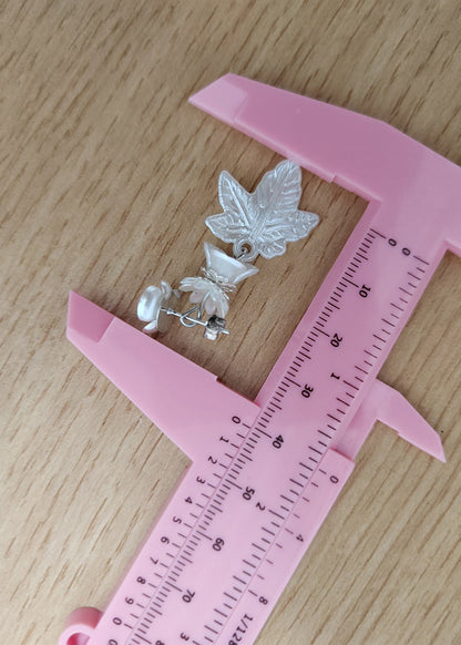 Schlichte Tropfenohrringe aus Acryl mit weißen Blättern