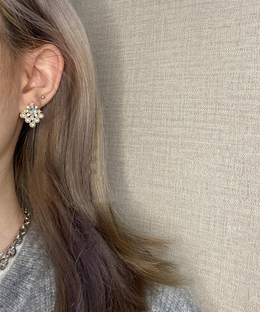 Schlichte Ohrstecker mit weißen Perlen und Zirkonia