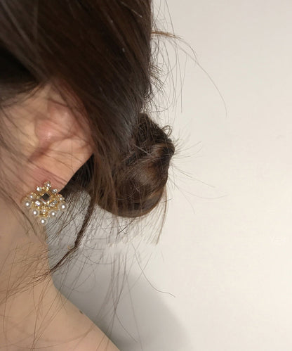 Schlichte Ohrstecker mit weißen Perlen und Zirkonia