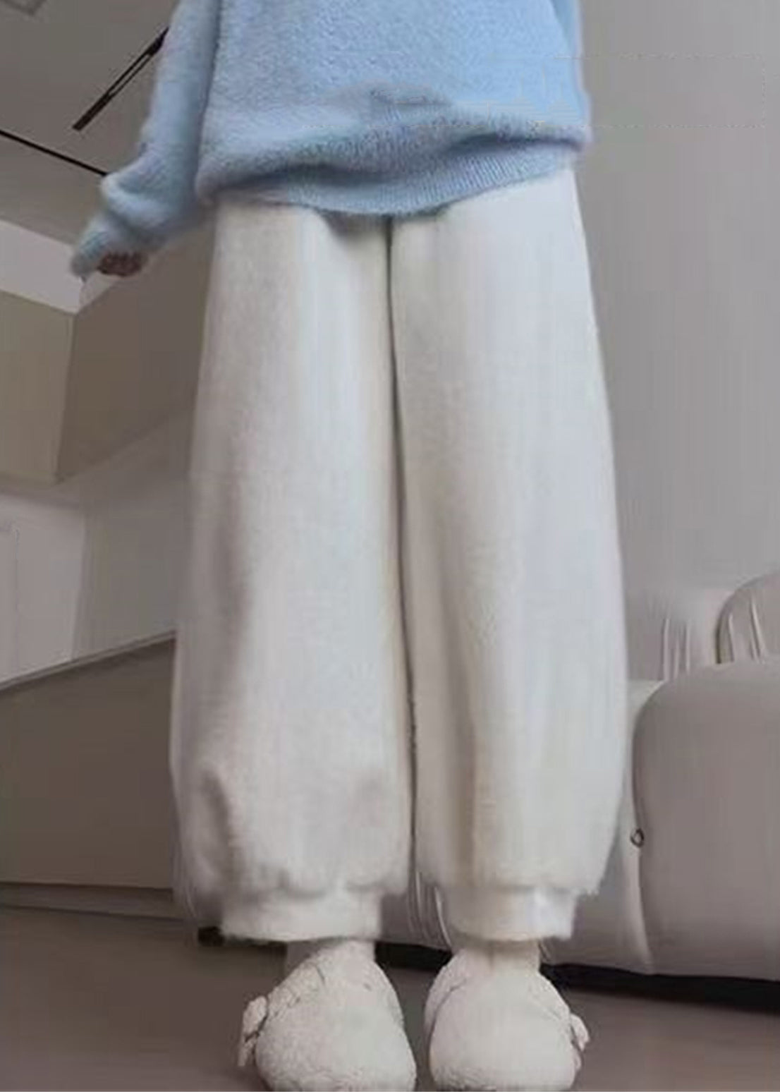 Einfache weiße, einfarbige, gestrickte Laternen-Crop-Hose aus Nerzhaar mit Taschen für den Winter