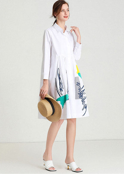 Schlichtes Peter Pan-Herbstkleid mit weißem Aufdruck