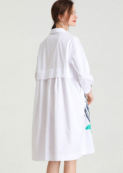 Schlichtes Peter Pan-Herbstkleid mit weißem Aufdruck