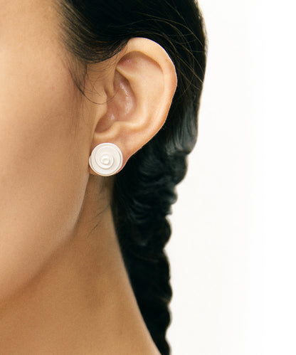 Schlichte weiße Ohrhänger aus Sterlingsilber mit Achat-Muschel