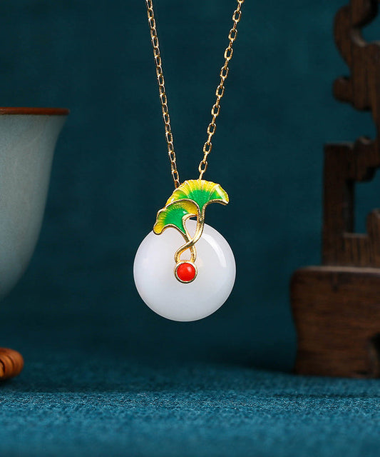 Schlichte Halskette mit Anhänger aus weißem Sterlingsilber mit vergoldetem Jade-Ginkgoblatt und Ping-Schnalle