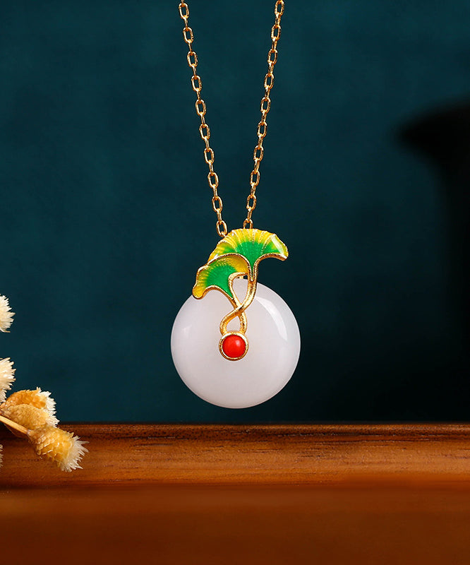 Schlichte Halskette mit Anhänger aus weißem Sterlingsilber mit vergoldetem Jade-Ginkgoblatt und Ping-Schnalle
