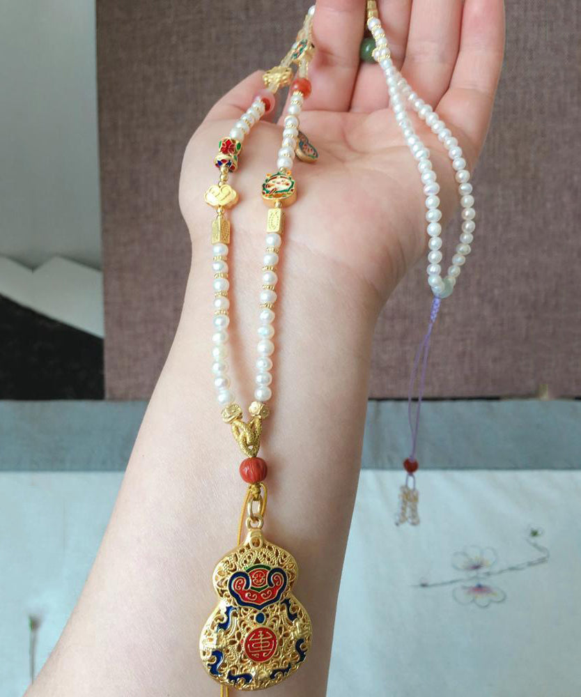 Collar sencillo con colgante de borla de calabaza y perla de circonita dorada en plata de ley blanca