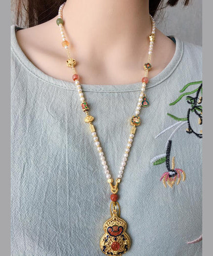 Collar sencillo con colgante de borla de calabaza y perla de circonita dorada en plata de ley blanca