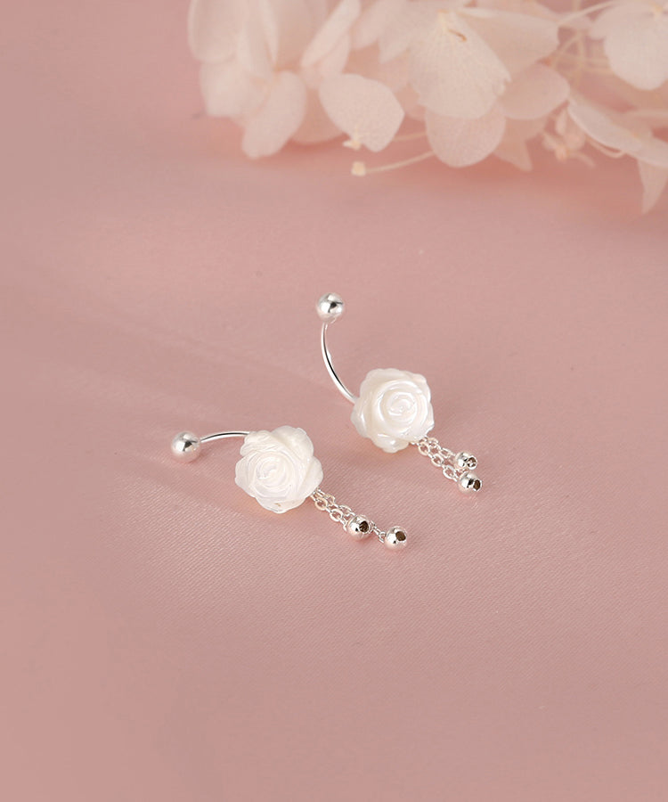 Pendientes sencillos de plata de ley blanca con borlas florales y conchas