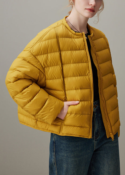 Einfacher gelber Daunenmantel mit Rundhalsausschnitt, Reißverschlusstaschen und Winterfutter