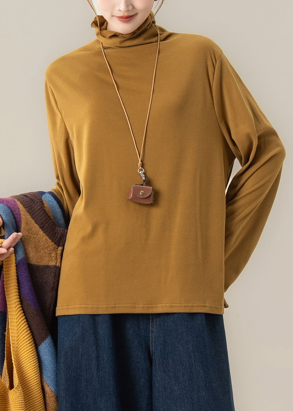 Einfaches gelbes Rüschen-T-Shirt mit hohem Kragen aus Baumwolle, Frühlings-T-Shirt