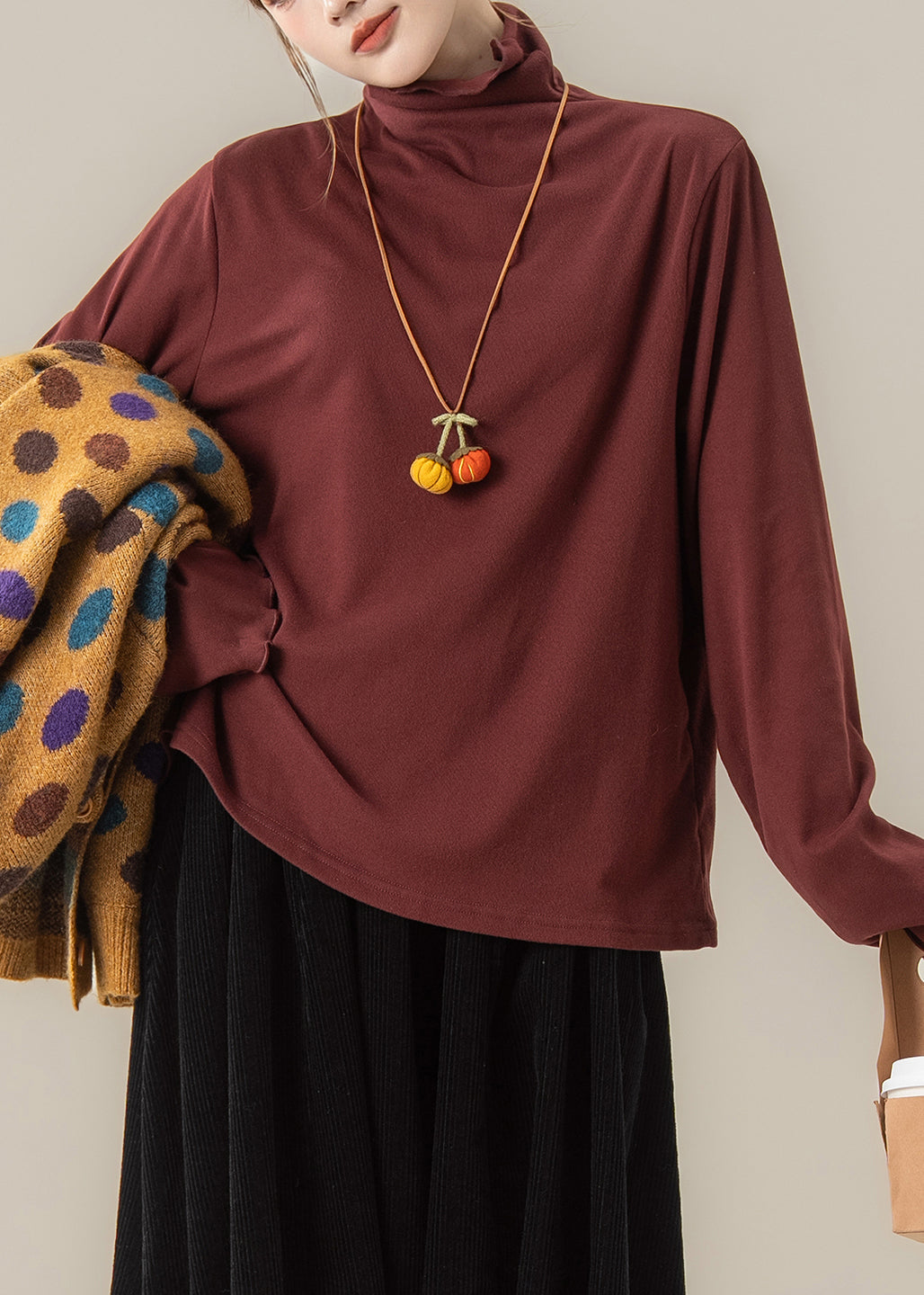 Einfaches gelbes Rüschen-T-Shirt mit hohem Kragen aus Baumwolle, Frühlings-T-Shirt