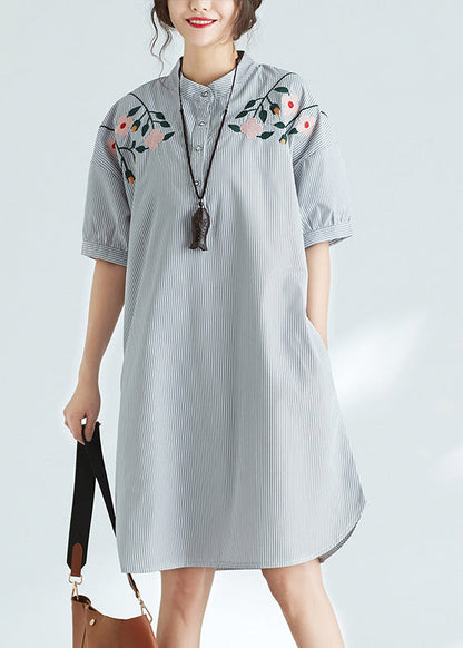 Schlichtes schwarz-weiß gestreiftes Baumwollkleid Feines Nähen Stehkragen Tunika Sommerkleid
