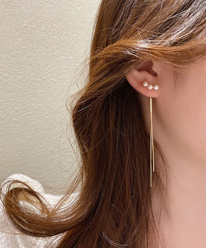 Schmale, vergoldete Ohrringe mit Perlenquaste in Kupferoptik