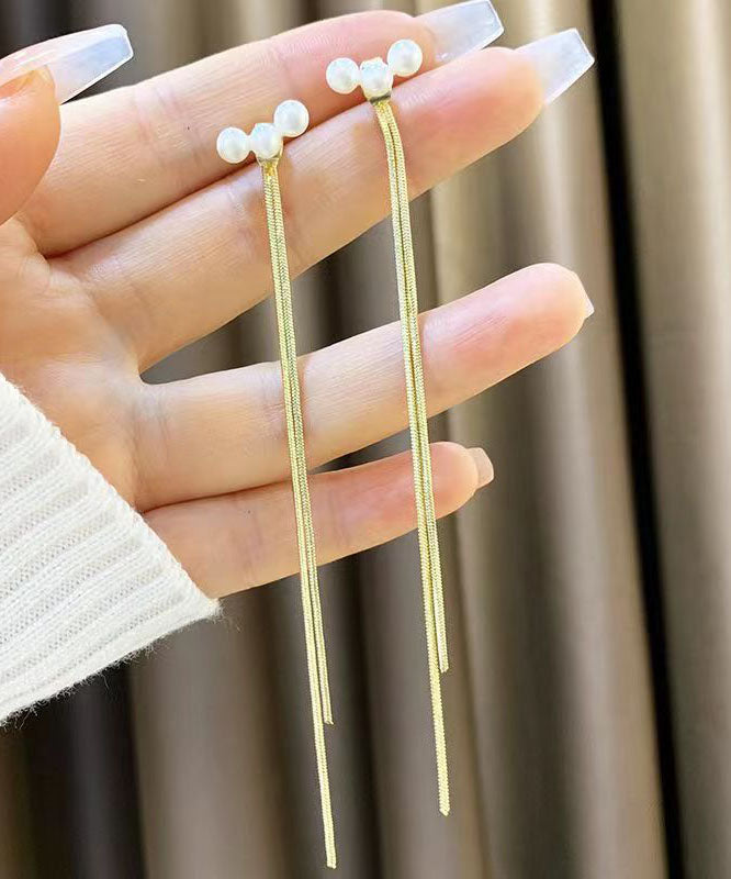 Schmale, vergoldete Ohrringe mit Perlenquaste in Kupferoptik