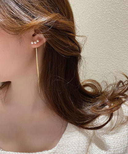 Schmale, vergoldete Ohrringe mit Perlenquaste in Kupferoptik