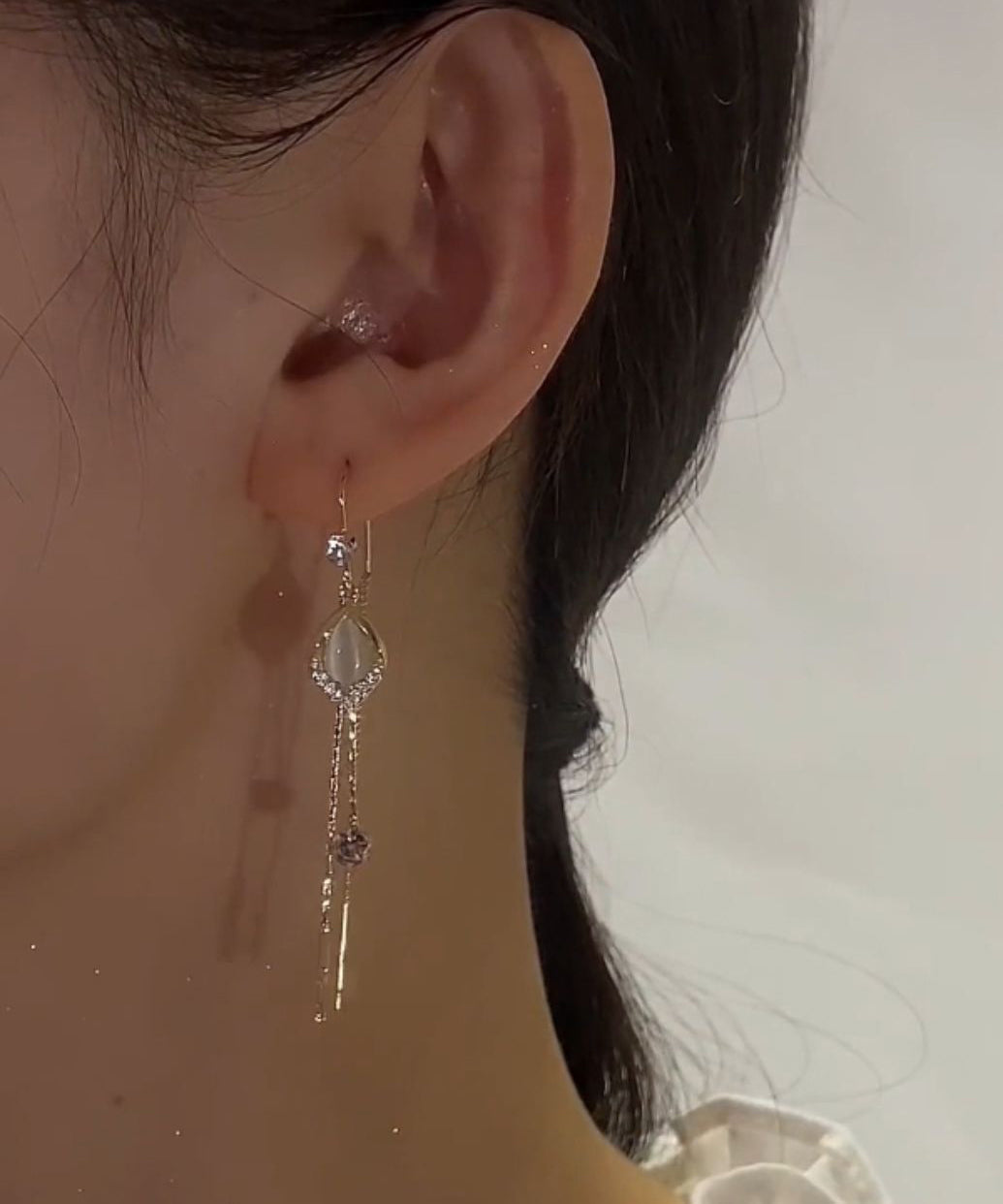 Pendientes colgantes con borlas de piedra de ojo de gato y plata de ley dorada fina