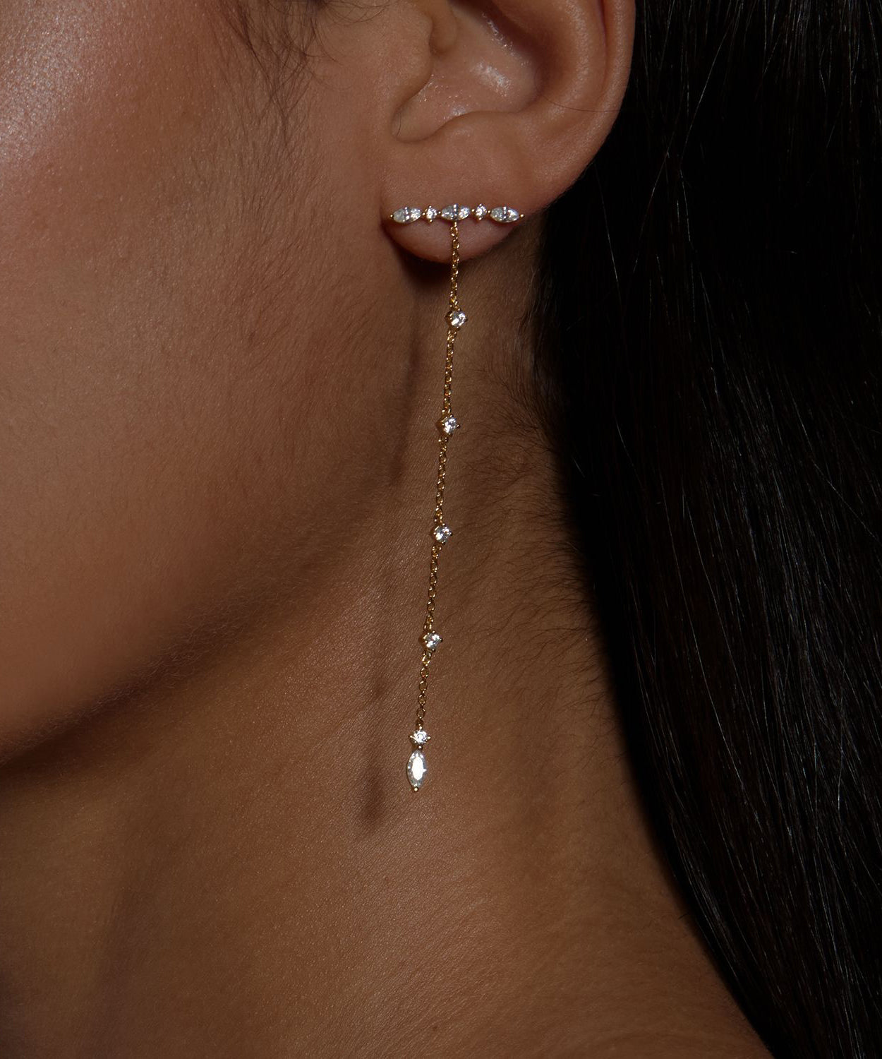 Schmale Ohrhänger aus Sterlingsilber mit Zirkonia-Quaste, verziert mit zarten Seidenquasten und vergoldeten Strasssteinen