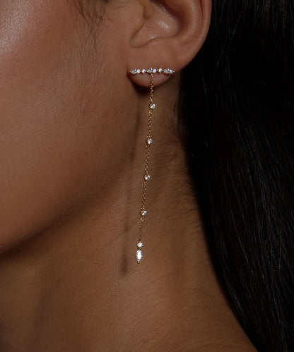 Schmale Ohrhänger aus Sterlingsilber mit Zirkonia-Quaste, verziert mit zarten Seidenquasten und vergoldeten Strasssteinen