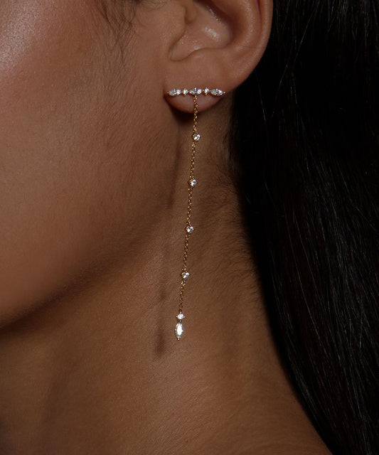 Schmale Ohrhänger aus Sterlingsilber mit Zirkonia-Quaste, verziert mit zarten Seidenquasten und vergoldeten Strasssteinen