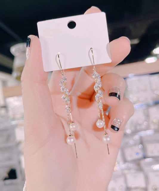 Pendientes finos con borlas de hojas de perla y circonitas doradas blancas