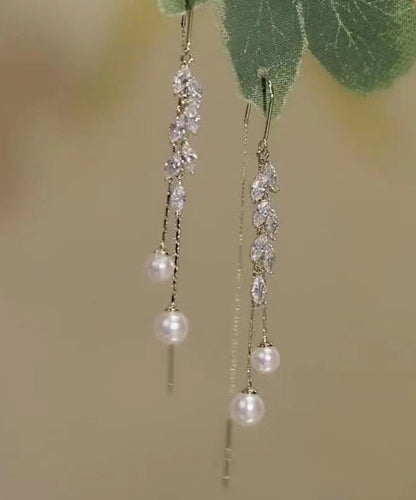 Pendientes finos con borlas de hojas de perla y circonitas doradas blancas