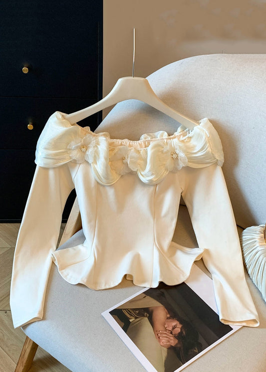 Schmal geschnittenes aprikosenfarbenes Baumwoll-T-Shirt mit Blumenmuster und Knitter-Patchwork-Design