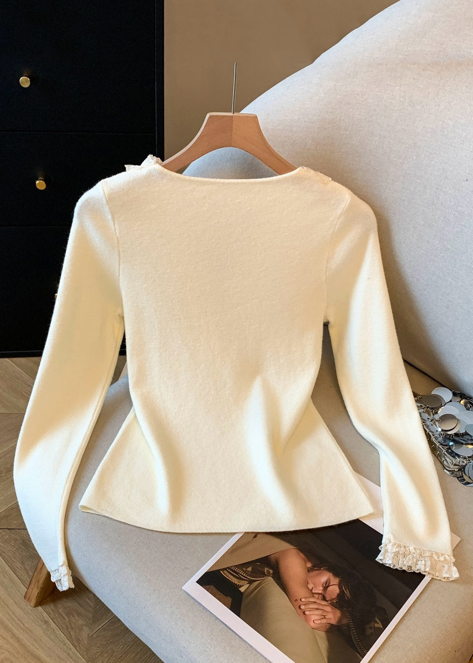 Schmal geschnittenes, aprikosenfarbenes T-Shirt aus einfarbigem Strickbaumwollstoff mit Rüschen