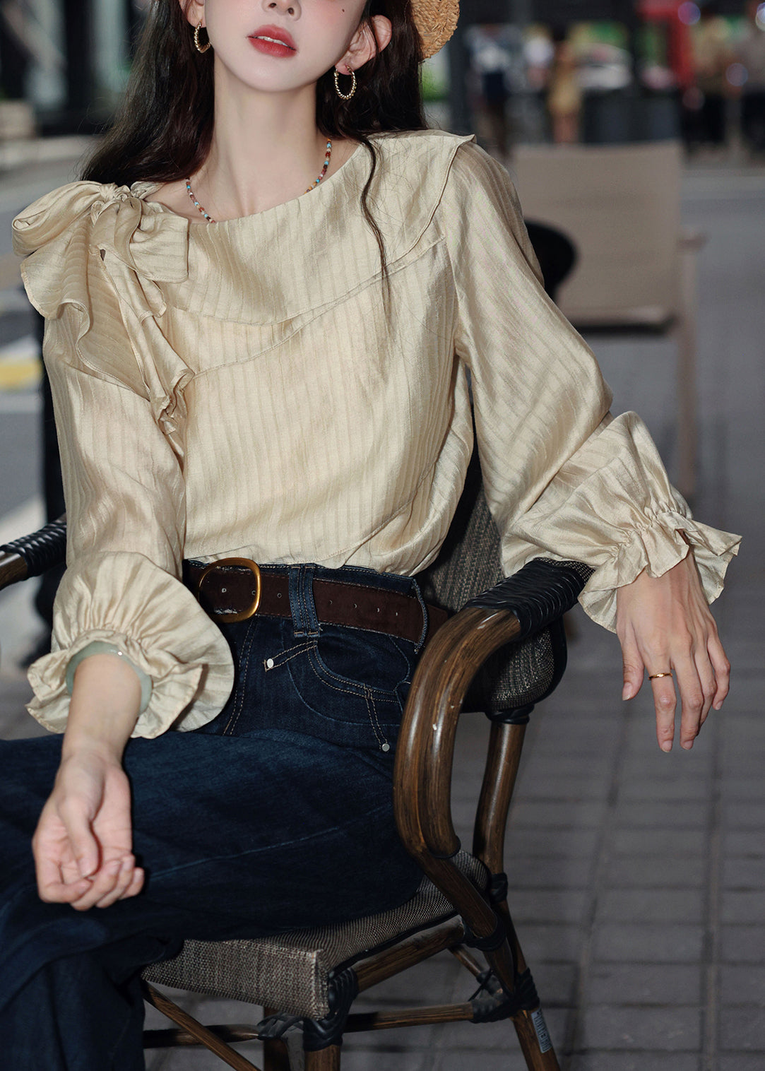 Schmal geschnittene, aprikosenfarbene, gestreifte Baumwollbluse mit Schnürung und Schmetterlingsärmeln