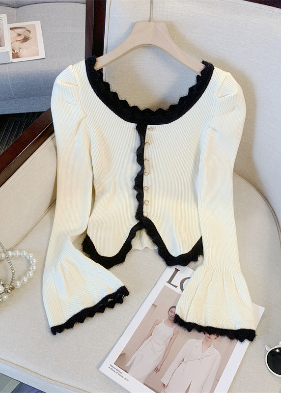 Schwarzer, schmal geschnittener Strickpullover mit Knopfleiste und ausgestellten Ärmeln