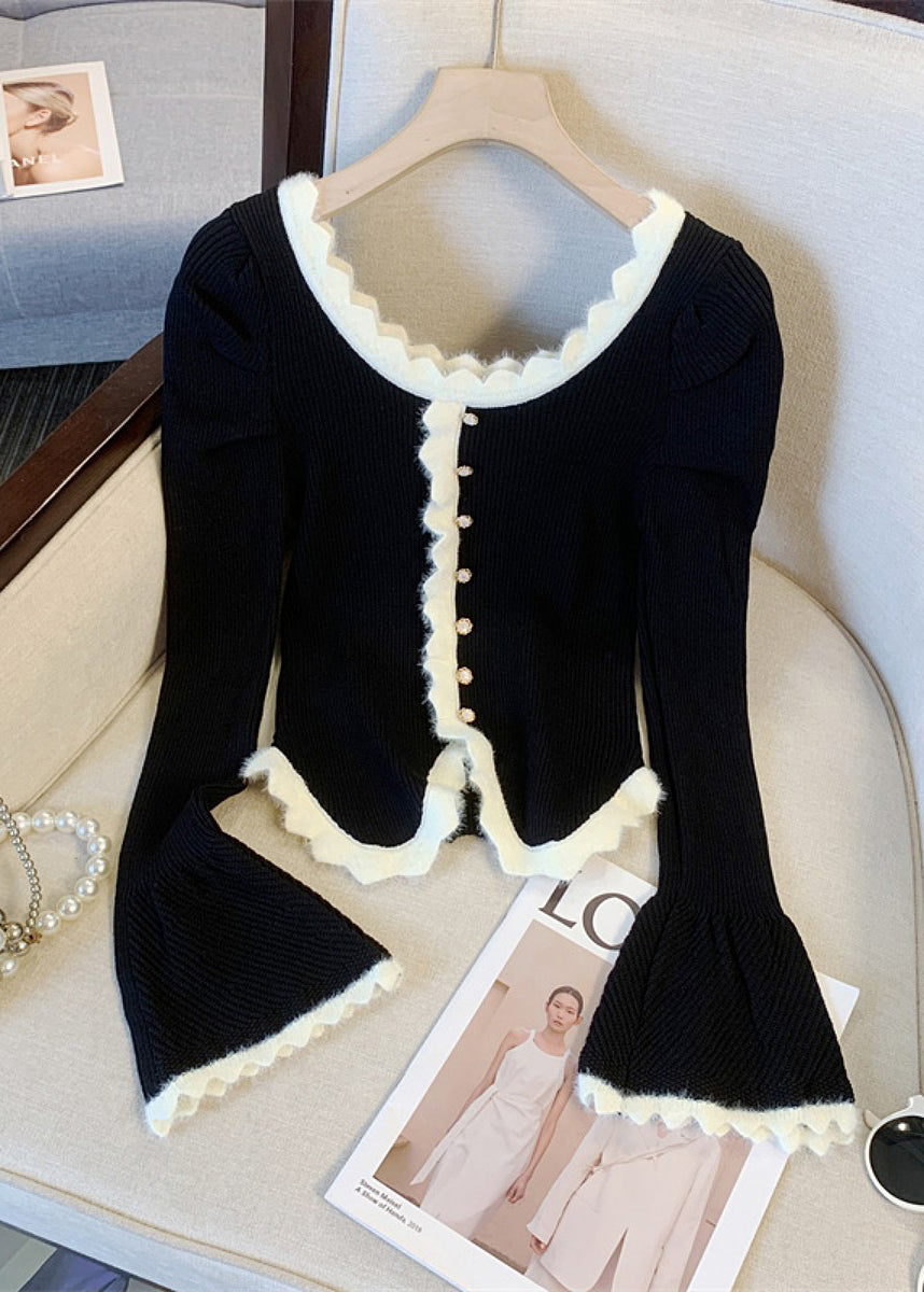 Schwarzer, schmal geschnittener Strickpullover mit Knopfleiste und ausgestellten Ärmeln