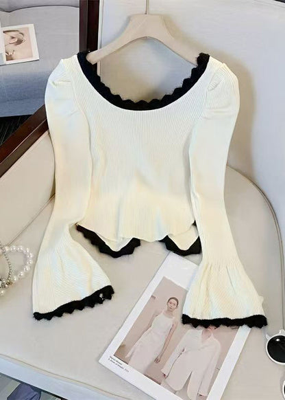 Schwarzer, schmal geschnittener Strickpullover mit Knopfleiste und ausgestellten Ärmeln