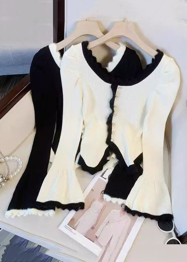 Schwarzer, schmal geschnittener Strickpullover mit Knopfleiste und ausgestellten Ärmeln