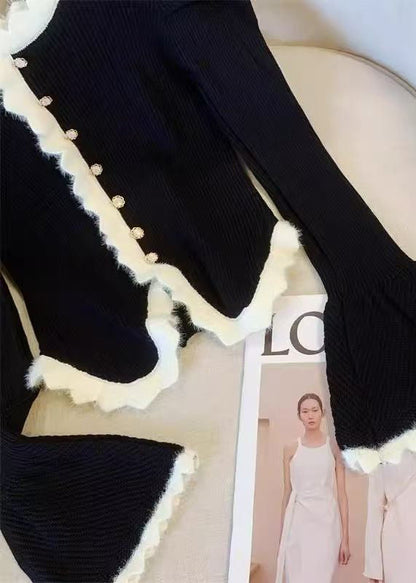 Schwarzer, schmal geschnittener Strickpullover mit Knopfleiste und ausgestellten Ärmeln