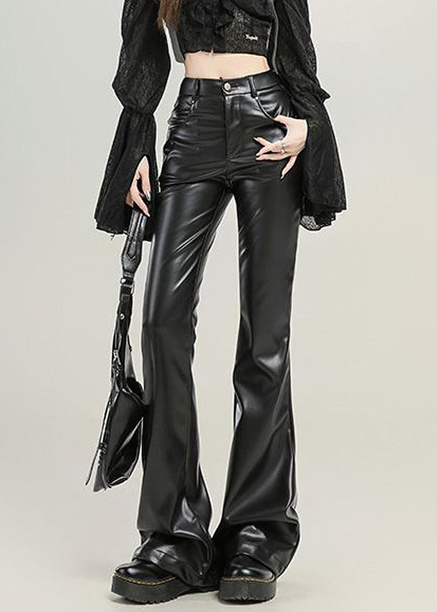 Schmal geschnittene, schwarze Hose mit Taschen, hohem Bund und ausgestelltem Bein aus Kunstleder, Frühling