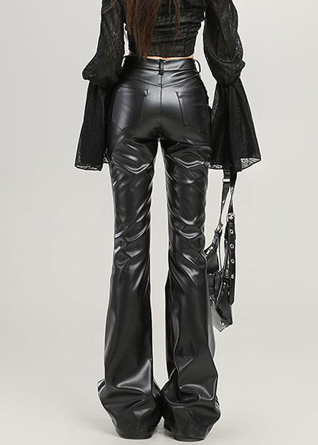 Schmal geschnittene, schwarze Hose mit Taschen, hohem Bund und ausgestelltem Bein aus Kunstleder, Frühling