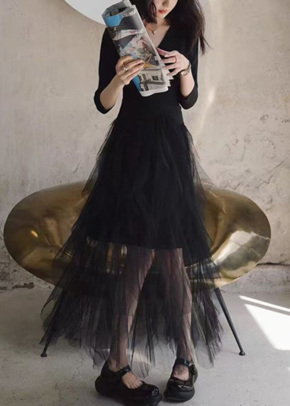 Schwarzes, figurbetontes, langes Kleid mit V-Ausschnitt und Tüll-Patchwork-Details sowie Armbandärmeln