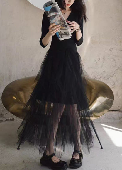 Schwarzes, figurbetontes, langes Kleid mit V-Ausschnitt und Tüll-Patchwork-Details sowie Armbandärmeln