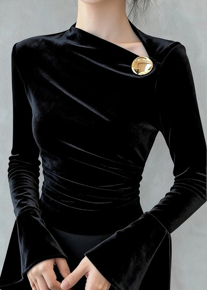 Schwarzes, schmal geschnittenes T-Shirt aus Seidenvelours mit Knittereffekt und ausgestellten Ärmeln im Originaldesign.