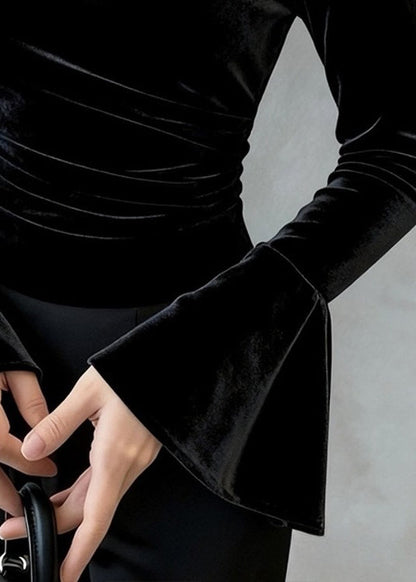 Schwarzes, schmal geschnittenes T-Shirt aus Seidenvelours mit Knittereffekt und ausgestellten Ärmeln im Originaldesign.