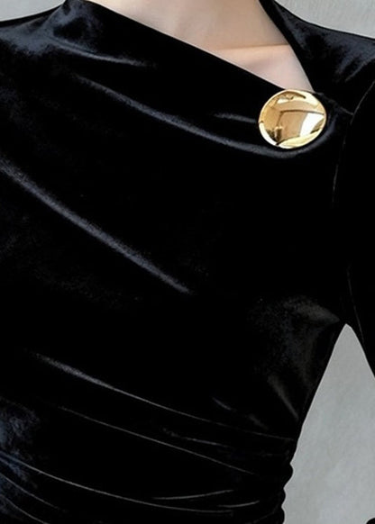 Schwarzes, schmal geschnittenes T-Shirt aus Seidenvelours mit Knittereffekt und ausgestellten Ärmeln im Originaldesign.