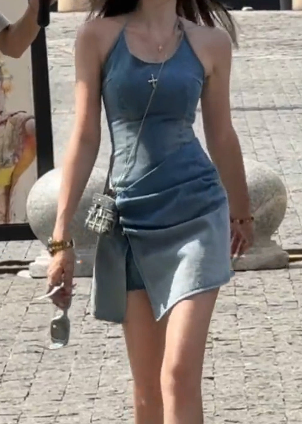 Schmal geschnittenes, rückenfreies, knittriges Minikleid aus blauem Denim, ärmellos