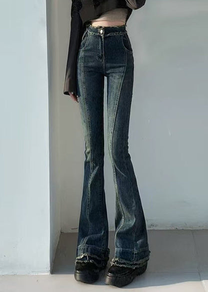 Schmal geschnittene, blaue Jeans mit originellem Design, Taschen und ausgestellten Beinen – ideal für den Frühling