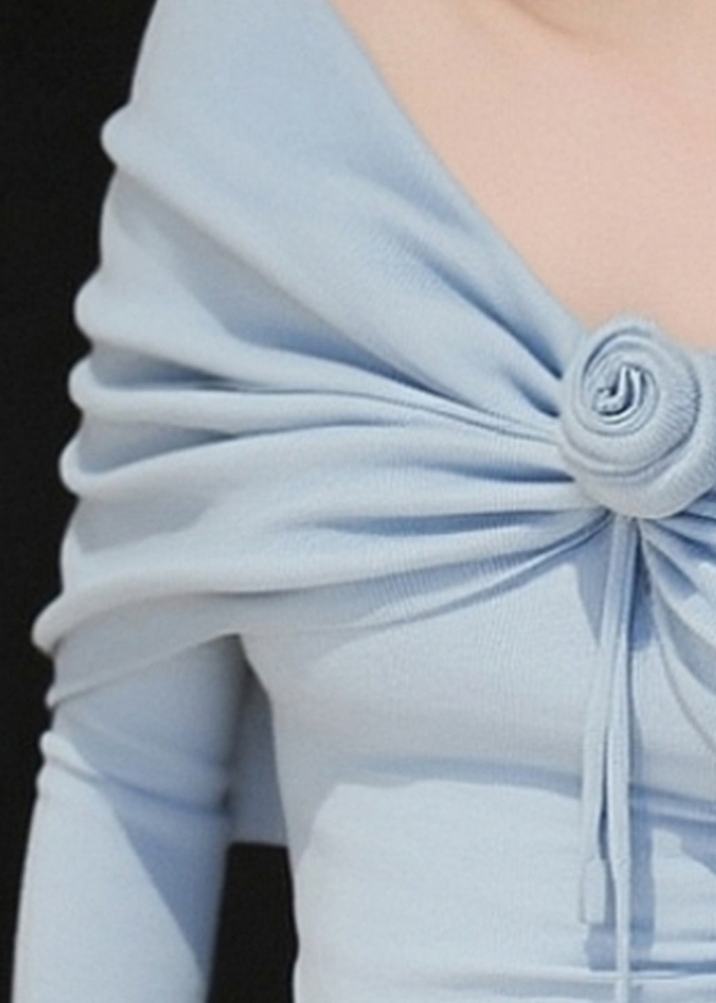 Suéter de punto de patchwork con cuello oblicuo azul de corte entallado para primavera