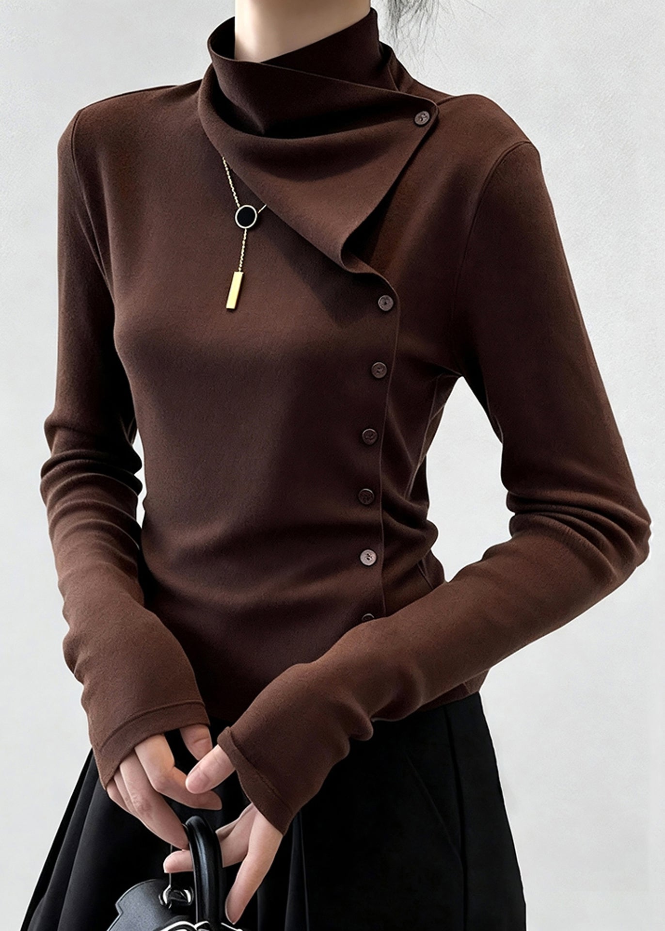 Schmal geschnittenes, kaffeefarbenes Rollkragen-T-Shirt aus Baumwolle mit Knöpfen für den Winter