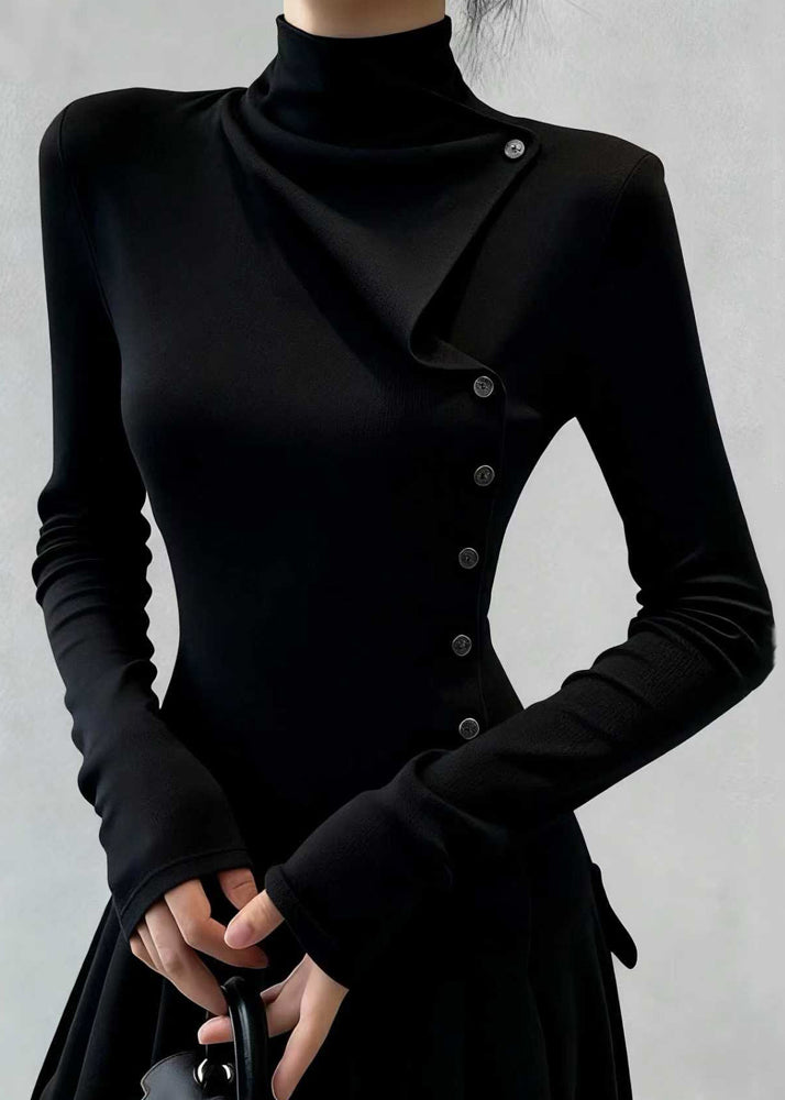 Schmal geschnittenes, kaffeefarbenes Rollkragen-T-Shirt aus Baumwolle mit Knöpfen für den Winter