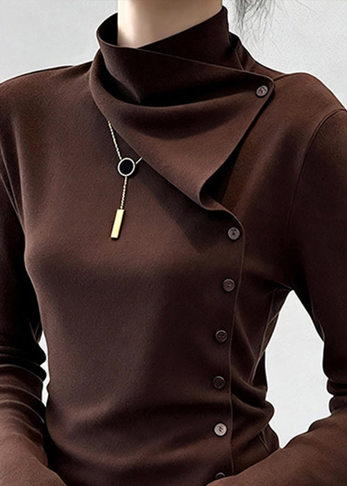Schmal geschnittenes, kaffeefarbenes Rollkragen-T-Shirt aus Baumwolle mit Knöpfen für den Winter