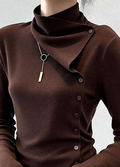 Schmal geschnittenes, kaffeefarbenes Rollkragen-T-Shirt aus Baumwolle mit Knöpfen für den Winter